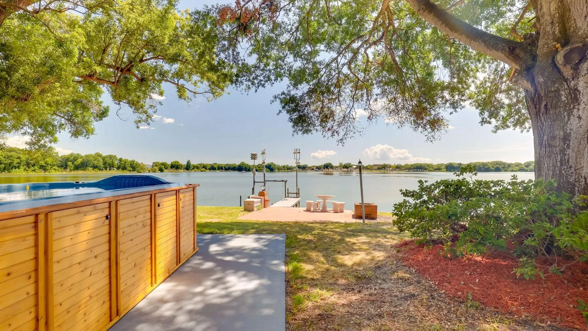 Spacious Tampa Home With Pool On Bellows Lake!